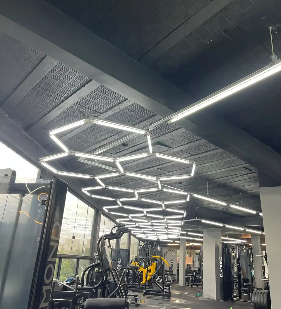 Academia com iluminação de LED em formato hexagonal instalada pela BC Serviços Elétricos
