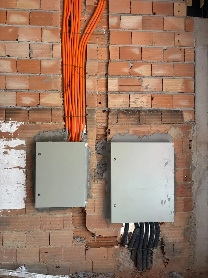 Eletrodutos chegando a caixas de quadros em uma obra