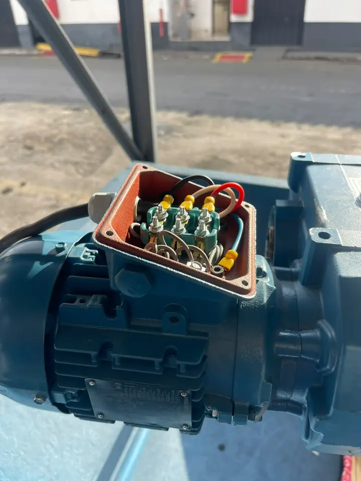 Caixa de ligação de um motor elétrico aberta