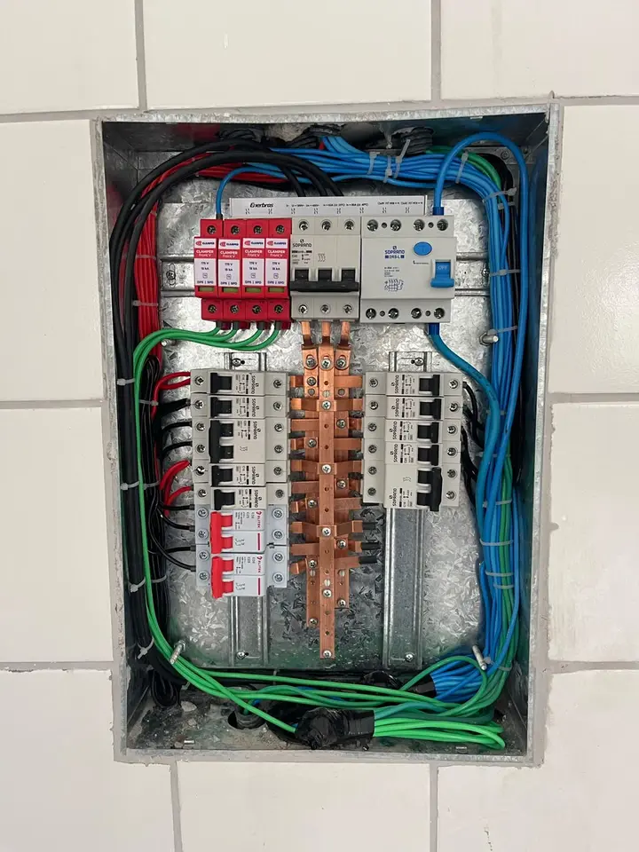 Quadro de distribuição montado em uma residência, com circuitos organizados