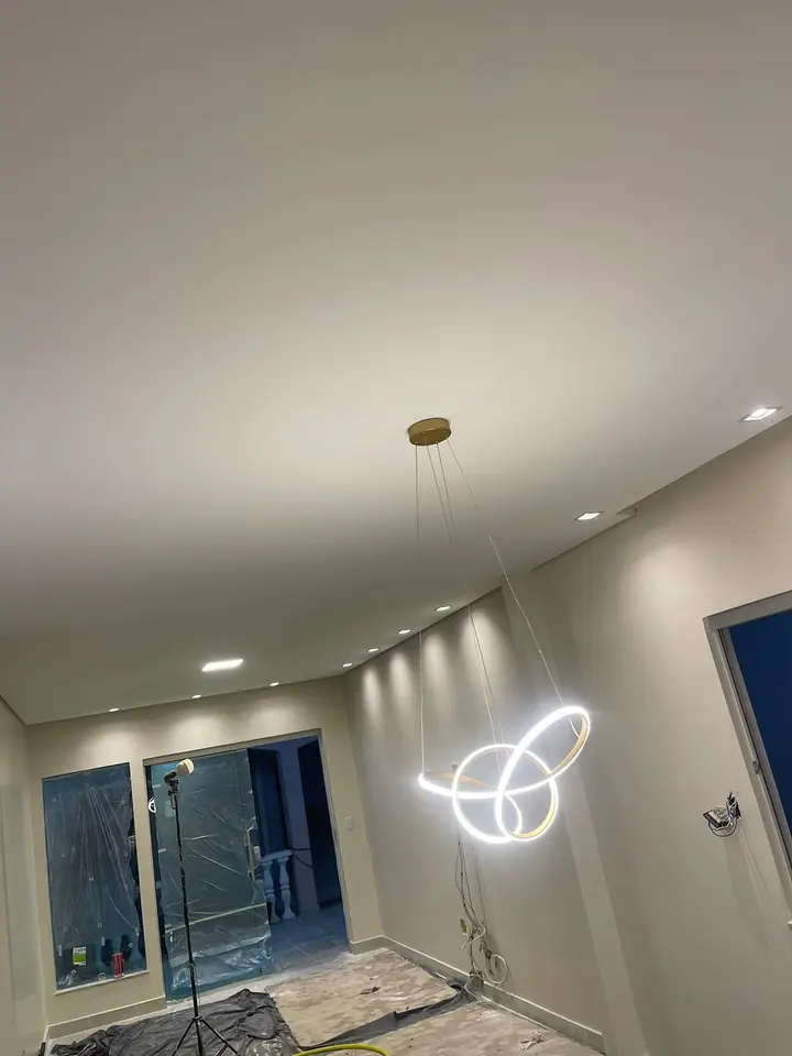 Sala com iluminação embutida e pendente de LED