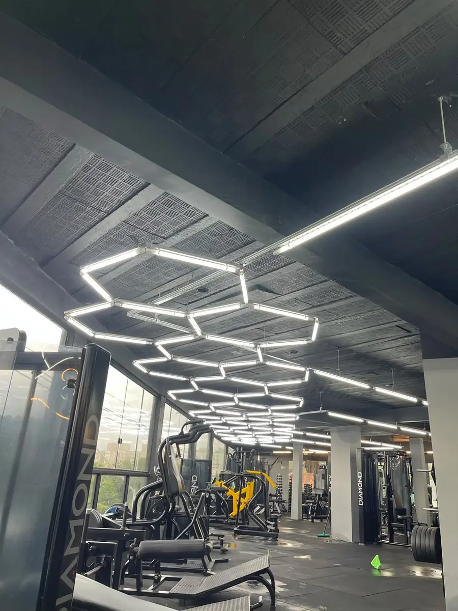 Academia com iluminação de LED em formato hexagonal