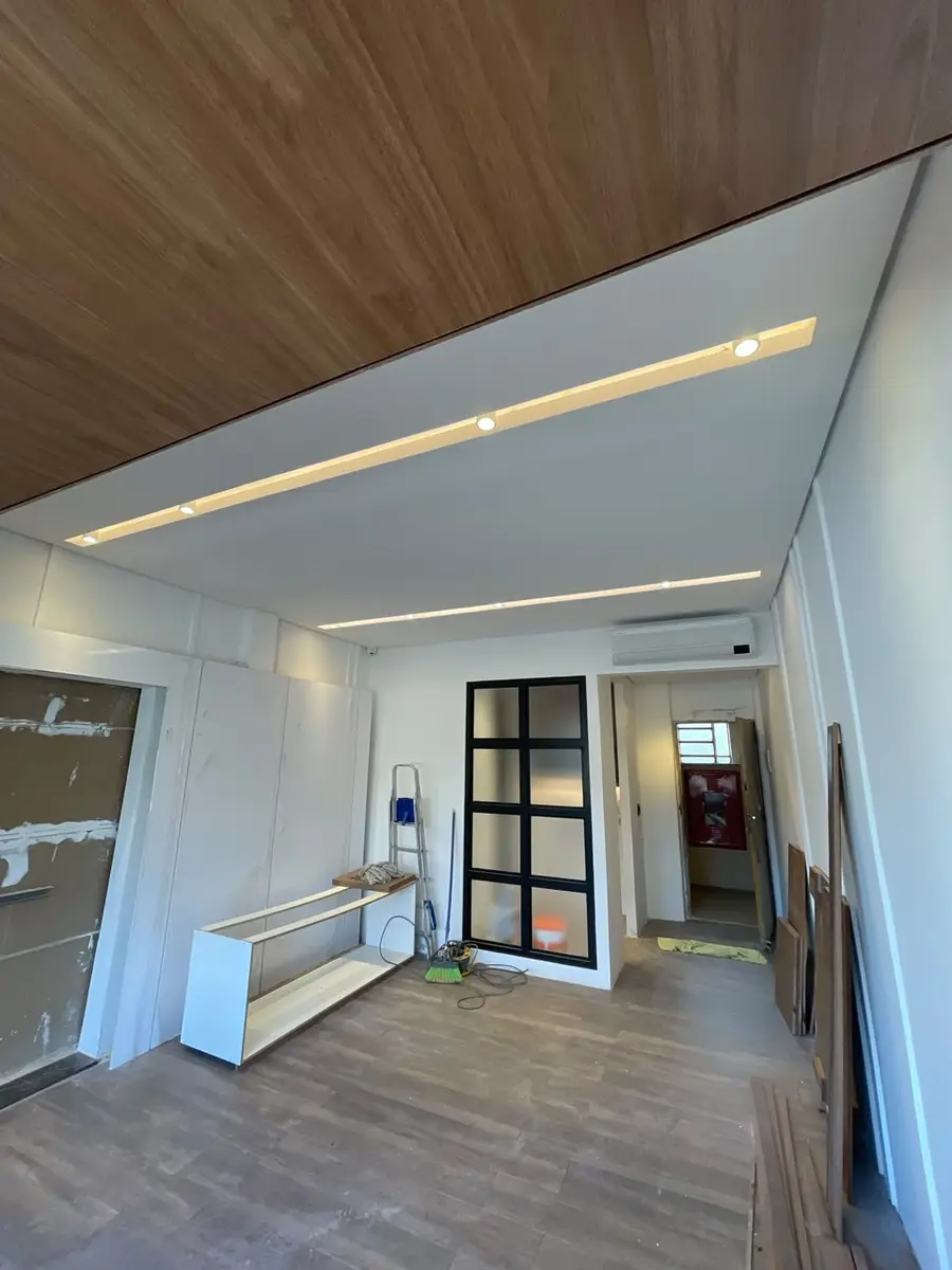 Ambiente com perfis de LED embutidos no forro