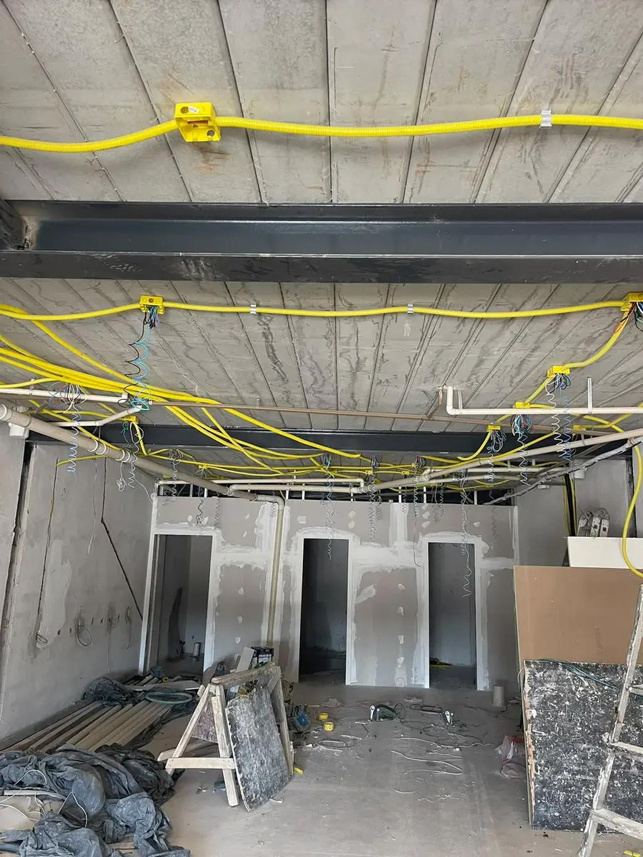 Eletrodutos e infraestrutura elétrica no teto de uma obra