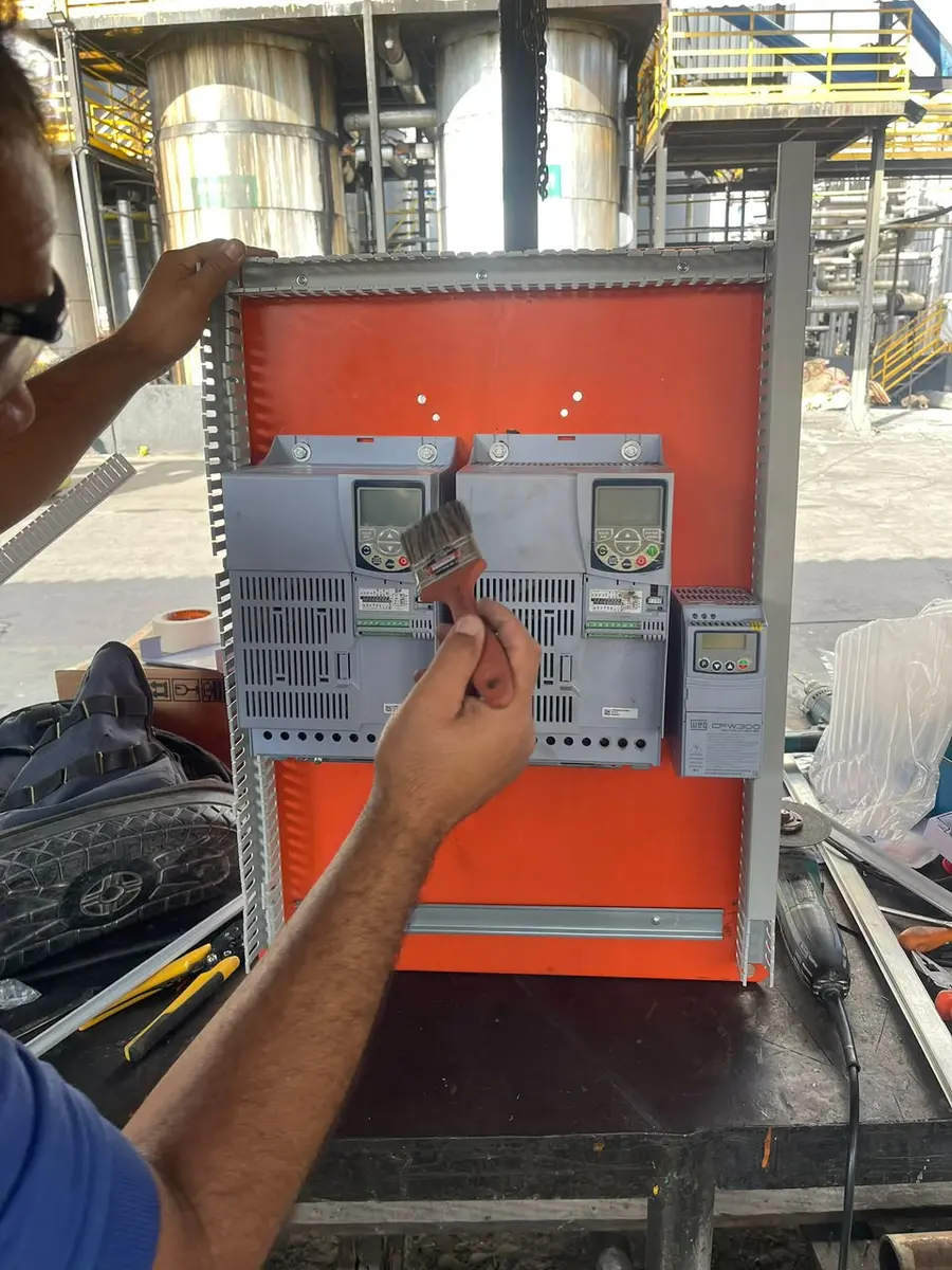 Inversores sendo configurados em um painel industrial