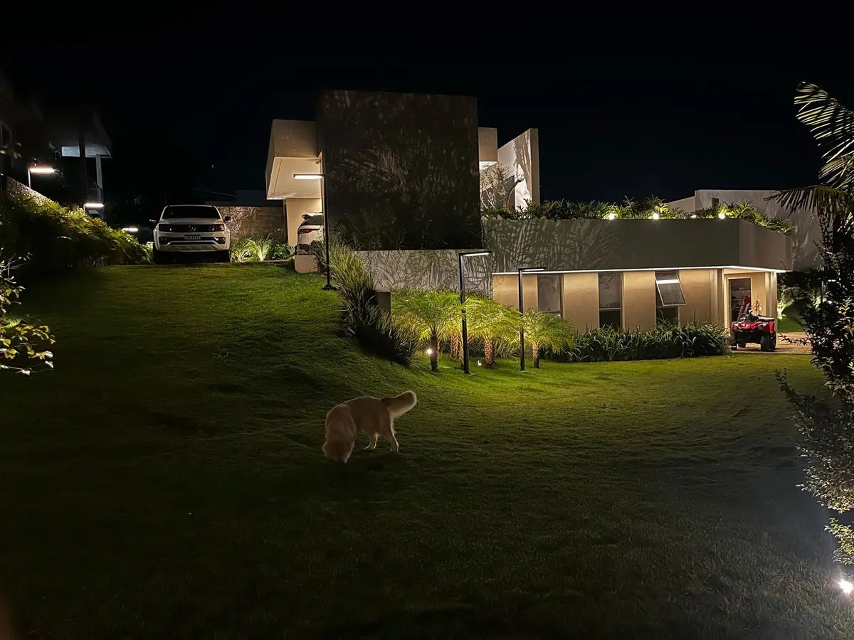 Jardim com balizadores acesos à noite