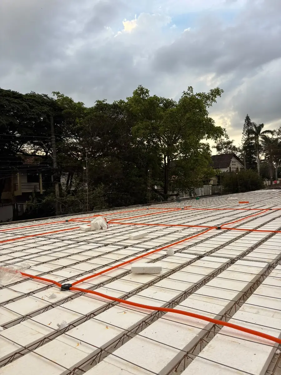 Laje com o mangueiramento elétrico instalado