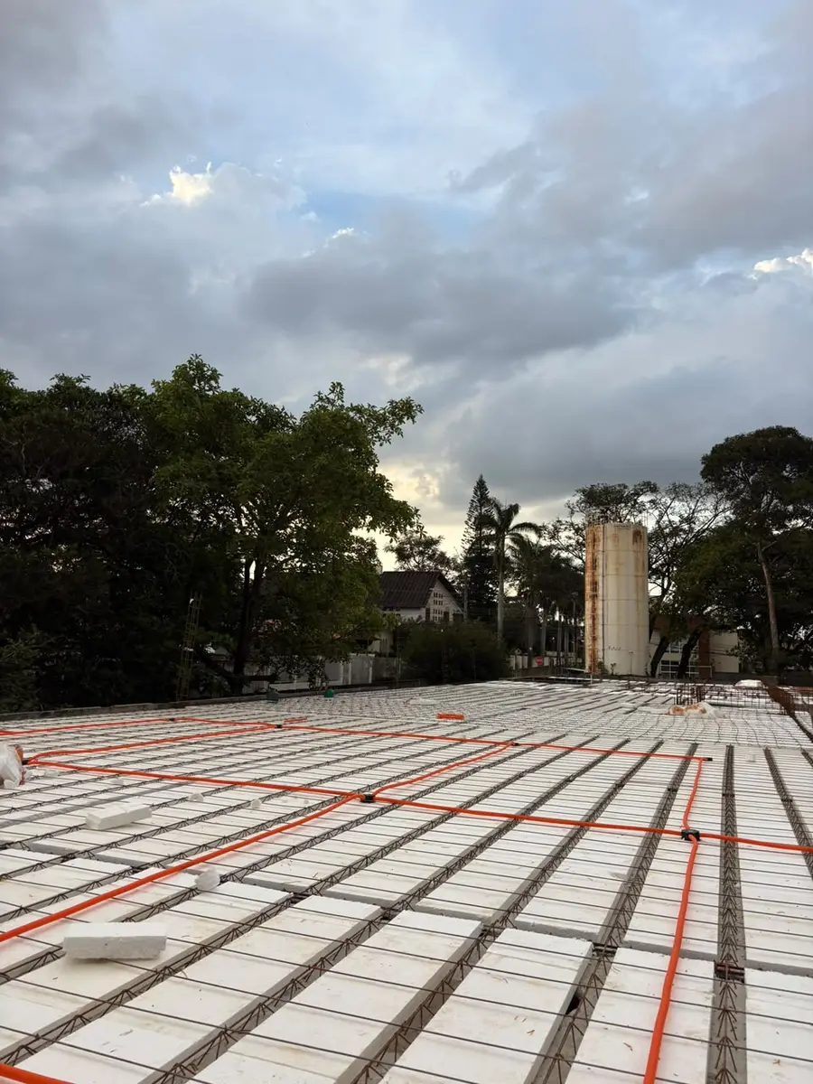 Tubulação elétrica distribuída sobre a laje
