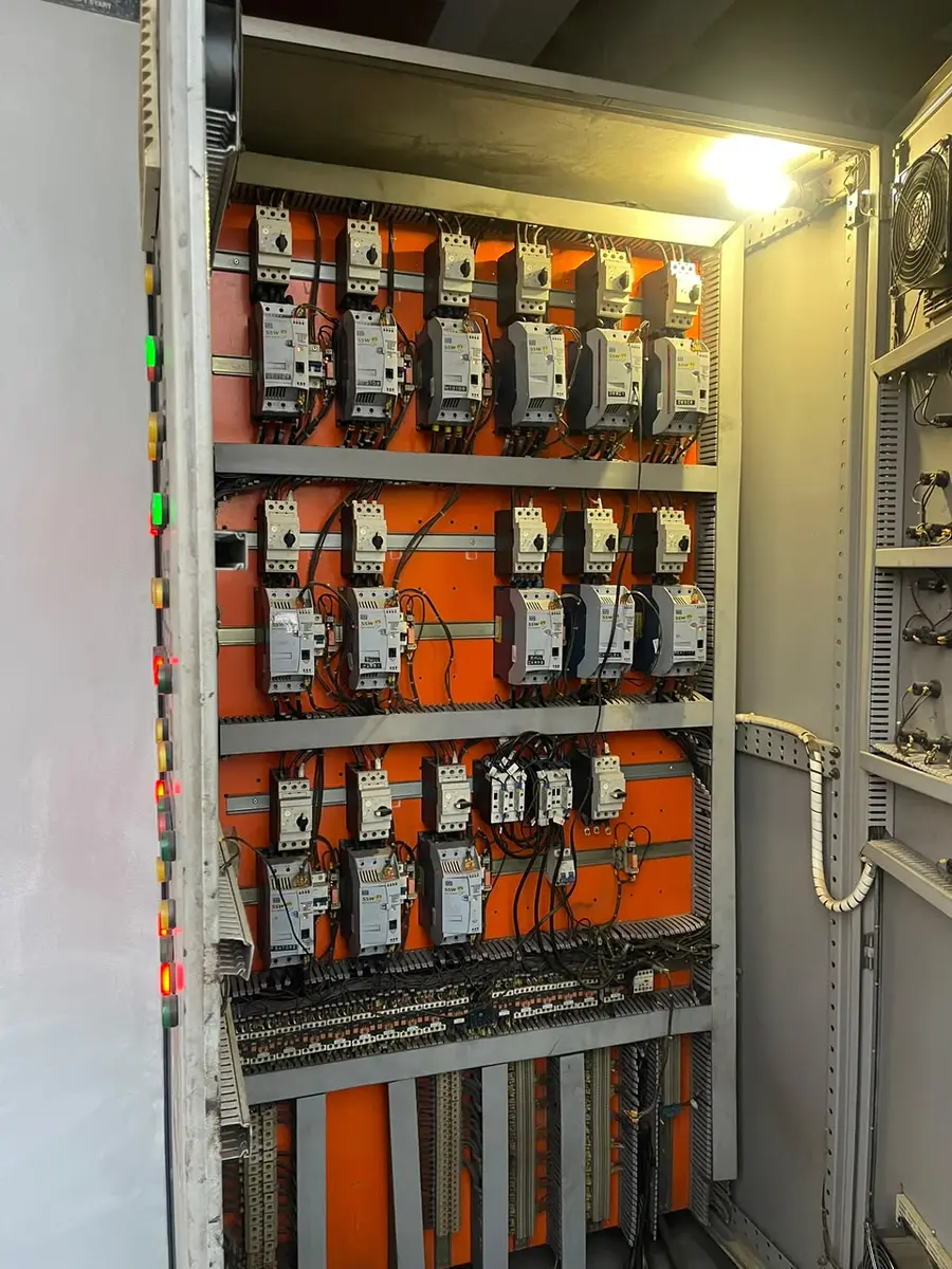 Painel elétrico industrial com contatores e comandos
