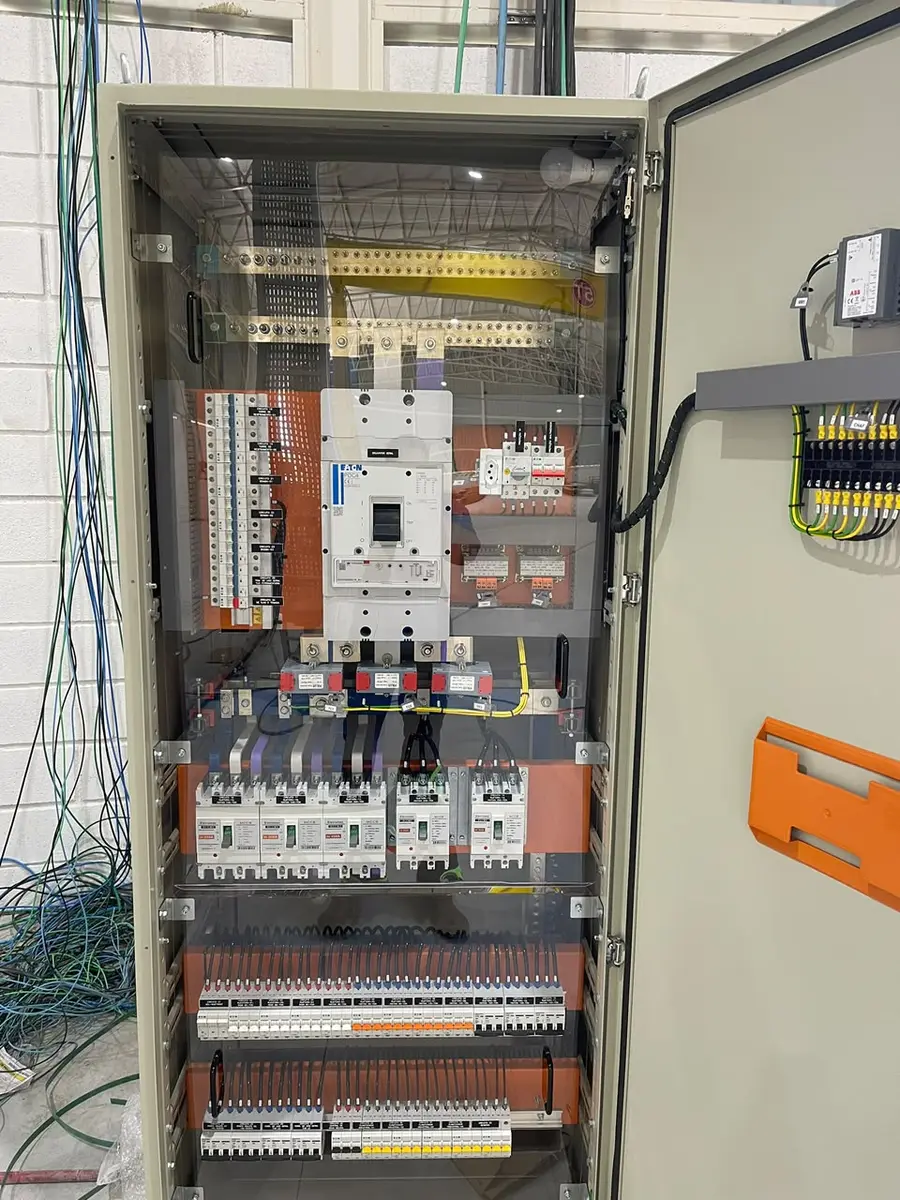 Painel elétrico aberto durante uma manutenção