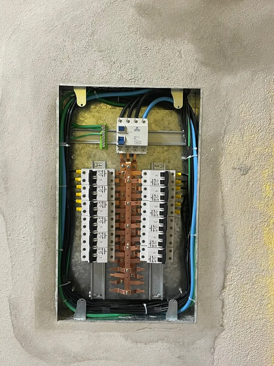Quadro de distribuição compacto com disjuntores