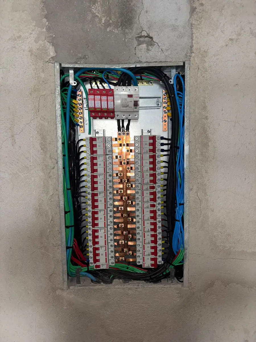 Quadro de distribuição com disjuntores e dispositivos de proteção