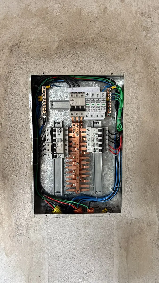 Quadro de distribuição embutido na parede de uma obra