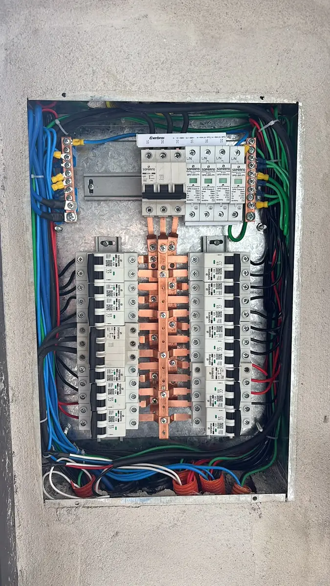 Quadro de distribuição com fiação organizada