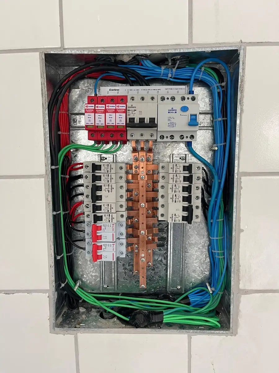 Quadro de distribuição residencial com circuitos organizados