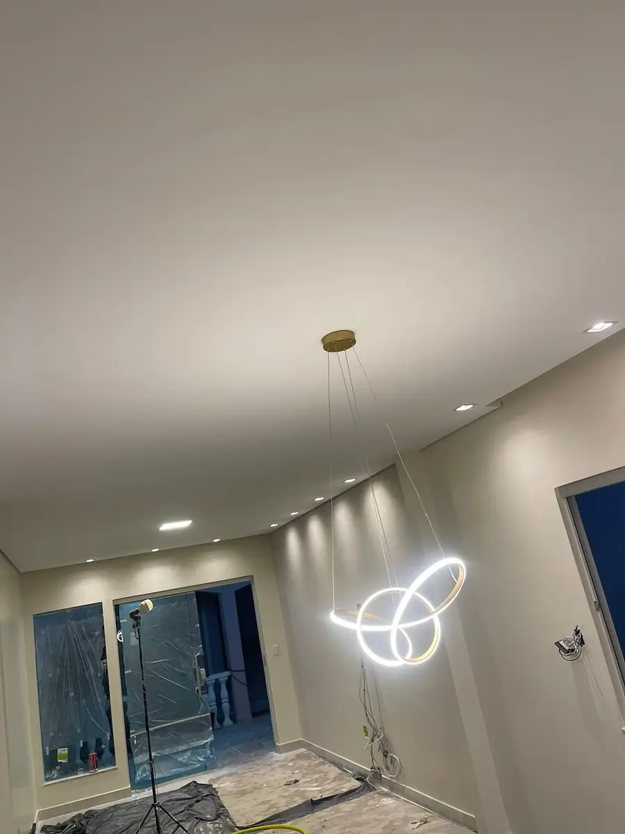 Sala com iluminação embutida e pendente de LED